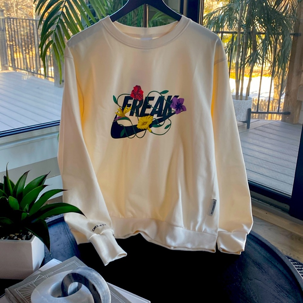 Men/Boys Nike Dri Fit Sweatshirt Loose Fit
Color: Cream/Off White
Size: L
NWT
